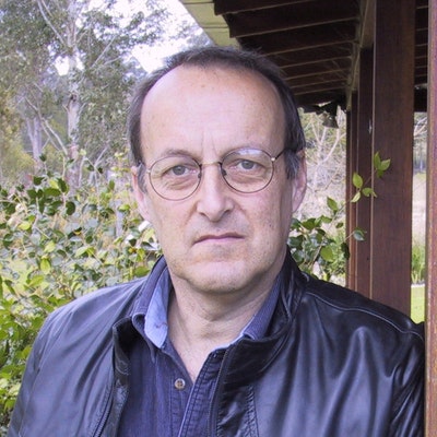 portrait photo of Colin Thompson