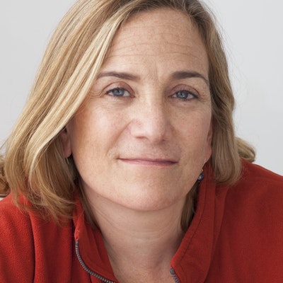 portrait photo of Tracy Chevalier